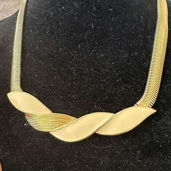 Vintage Gold Colored Costume Jewelry Set Earring and Neckalace - Picture 4 of 9